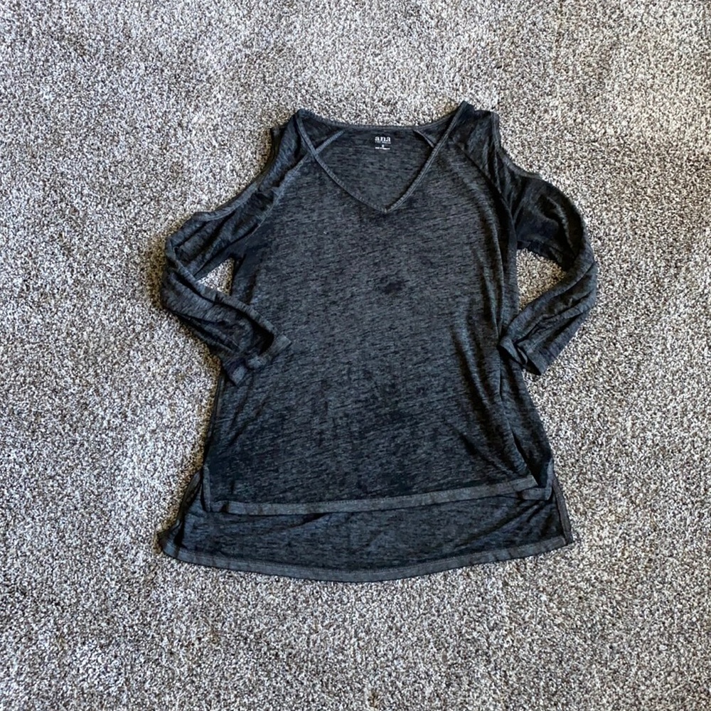 Size small 3/4 cold shoulder sleeve.